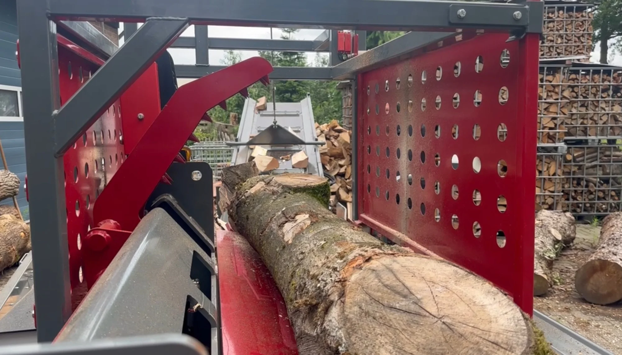 Houtstam in de BTD TrailerPlus-M tijdens professionele brandhoutproductie