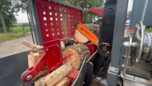 BTD TrailerPlus-M mobiele zaagkloofmachine tijdens het verwerken van een boomstam