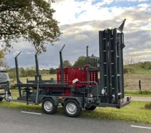 BTD TrailerPlus-M mobiler Sägespaltautomat in Transportstellung auf Anhängerbasis