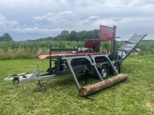BTD TrailerPlus-M mobiler Sägespaltautomat in Arbeitsstellung vor Ort