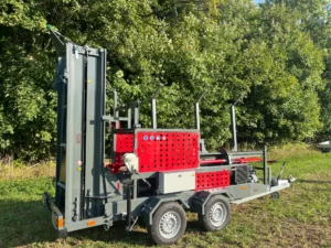 BTD TrailerPlus-M mobiler Sägespaltautomat auf Tandemanhänger-Chassis