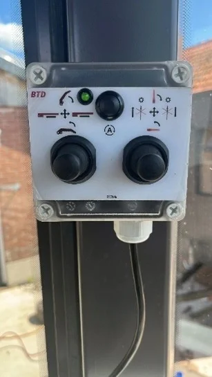 Draadloze joystickbediening van BTD PROcompact zaagkloofmachine