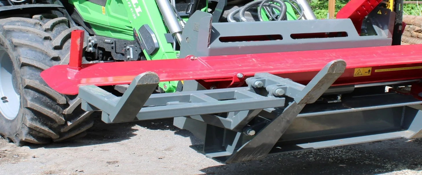 Opklapbare verlenging voor 4 meter lange stammen op de BTD PROcompact zaagkloofmachine