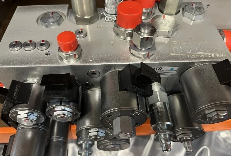 Door BTD ontwikkeld hydraulisch verdeelblok van de PROcompact zaagkloofmachine
