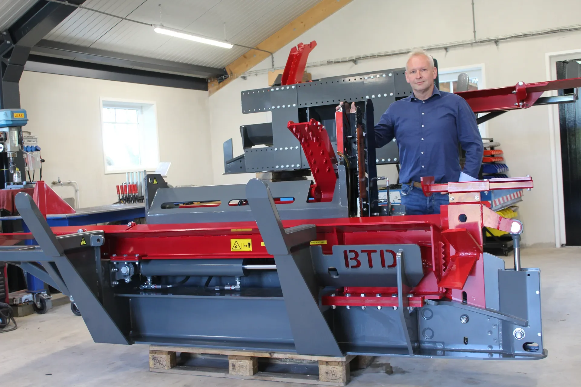 Martin Bloemenkamp in der Werkstatt von BTD Technics bei einem professionellen Sägespaltautomaten