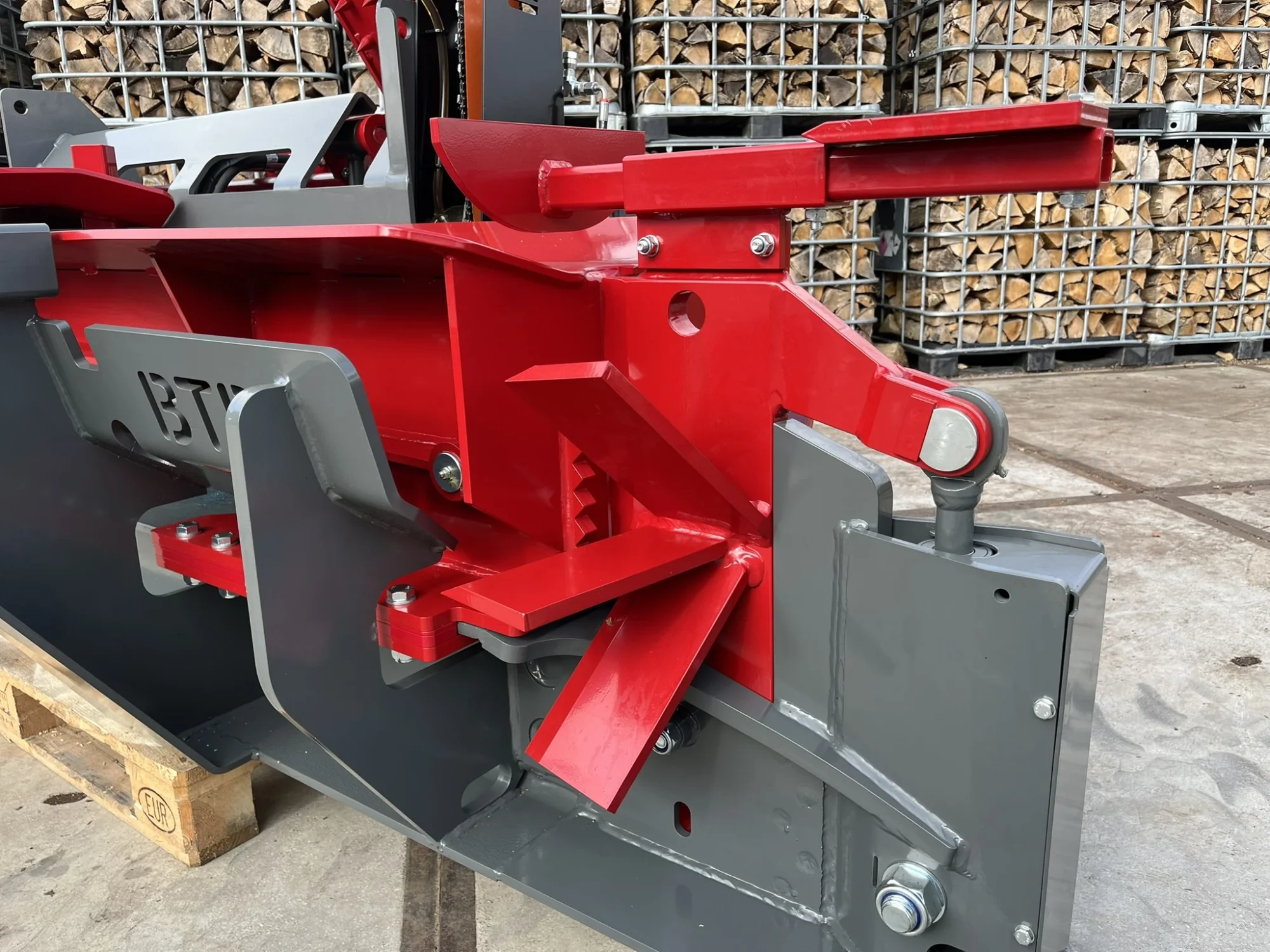 BTD PROcompact Sägespaltautomat von der Seite des Spaltmessers gesehen