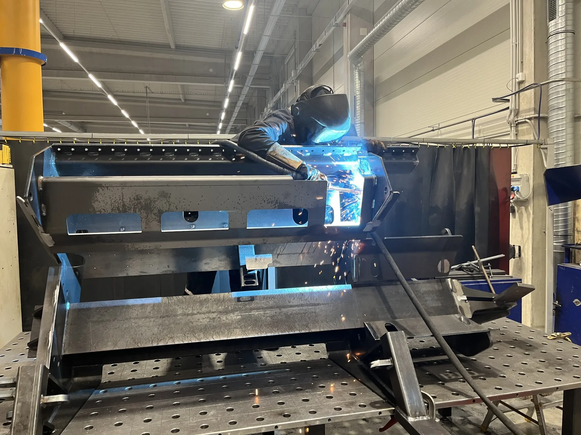 Konstruktion und Schweißarbeiten an einem BTD Sägespaltautomaten während der Produktion