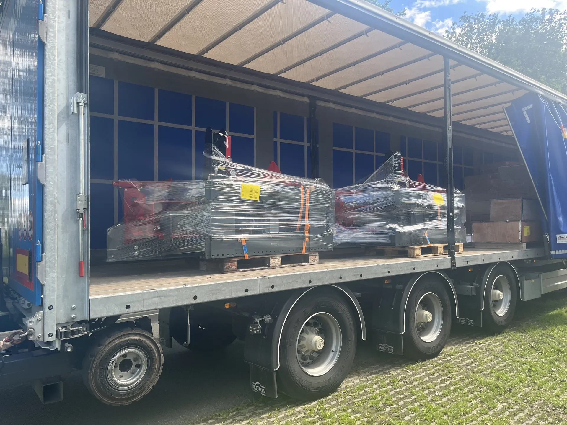 BTD Sägespaltautomaten bereit für den Transport zu Kunden in Europa