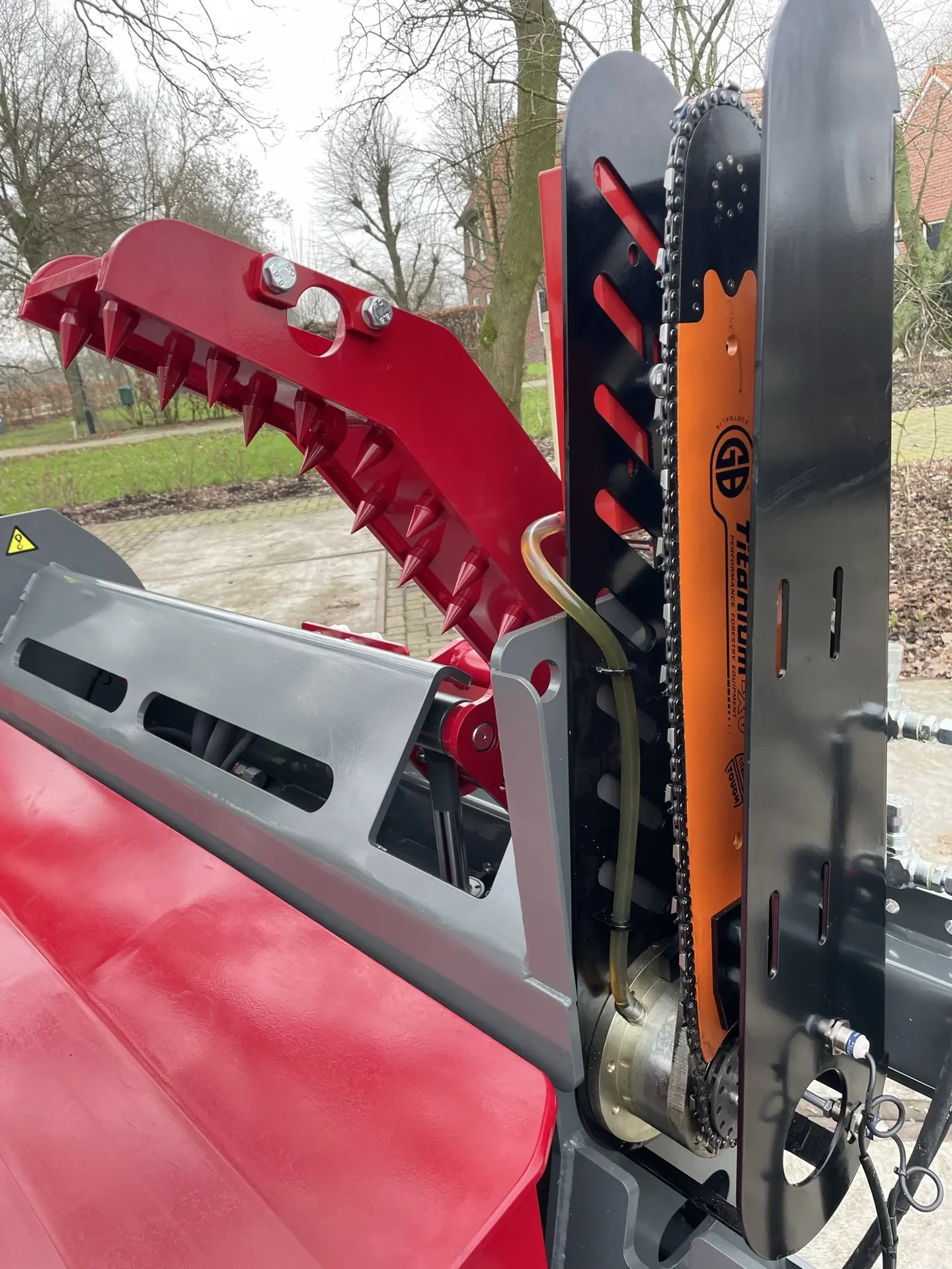 Zaagunit van een BTD zaagkloofmachine met zaagblad, ketting en houtklem